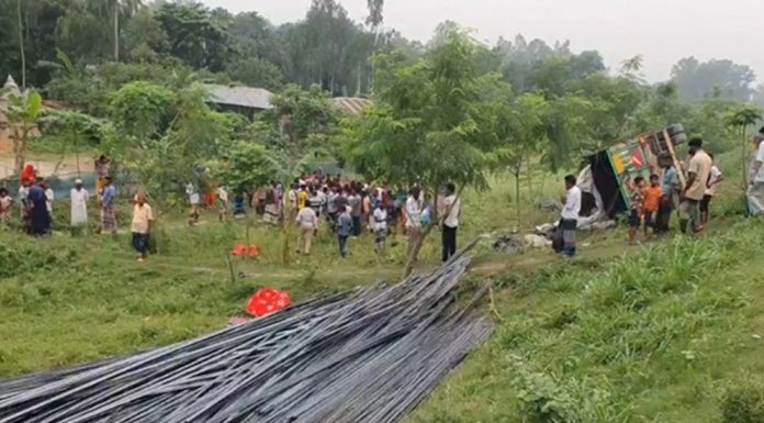 যমুনা সেতুর পূর্বপাড়ে রডবোঝাই ট্রাক উলটে নিহত ১৫