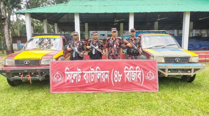 সীমান্তে চিংড়ির রেণু পোনাসহ পৌনে ২ কোটি টাকার চোরাই পণ্য আটক