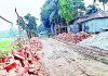 গাবতলীতে প্রধানমন্ত্রীর বাড়ির সংযোগ সড়ক রাস্তায় ভাড়ায় বিছানো ইট তুলে নিলেন ঠিকাদার