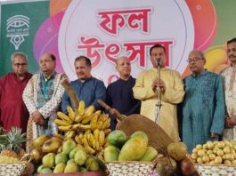 জাতীয় প্রেস ক্লাবে দেশি ফলের প্রদর্শনী অনুষ্ঠিত