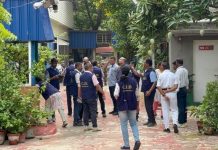 মমতার বাড়িতে সিআইডি, গেটে দাঁড়িয়ে বাধা শুভাশিসের