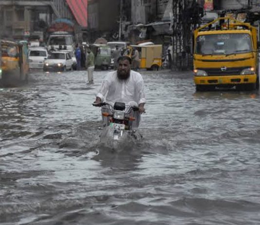 পাকিস্তানে ভারি বৃষ্টিতে বাড়ির ছাদ ধসে নিহত ১১