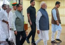 প্রশ্নফাঁসকে ‘ঘোর পাপ’ আখ্যা মোদির, সংসদে আলোচনায় প্রস্তুত সরকার
