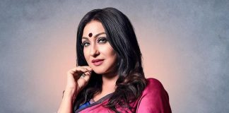 গাউনে ‘নিঃশ্বাস আটকে’ পোজ ঋতুপর্ণার, আয়নায় মুখ দেখার পরামর্শ শ্রীলেখার