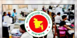 চাকরিজীবীদের টানা ৪ দিনের ছুটির সুসংগৃহীত ছবি সরকারি-বেসরকারি চাকরিজীবীদের জন্য টানা চার দিনের ছুটির সুযোগ সৃষ্টি হয়েছে। ঈদে মিলাদুন্নবীকে কেন্দ্র করে এই ছুটির সুযোগ তৈরি হয়েছে। আগস্ট মাসের শেষ সপ্তাহে চাঁদ দেখা সাপেক্ষে ২৬ আগস্ট (বুধবার) পবিত্র ঈদে মিলাদুন্নবী (সা.) উপলক্ষে সাধারণ ছুটি নির্ধারিত রয়েছে। এর পরের দিন, অর্থাৎ বৃহস্পতিবার (২৭ আগস্ট) যথারীতি অফিস খোলা থাকবে। তবে সার্বিকভাবে বিষয়টি চাঁদ দেখার ওপর নির্ভর করছে। এদিকে ১৪৪৮ হিজরি সনের পবিত্র রবিউল আউয়াল মাসের চাঁদ দেখা এবং পবিত্র ঈদে মিলাদুন্নবী (সা.)-এর তারিখ নির্ধারণের লক্ষ্যে বৃহস্পতিবার (১৩ আগস্ট) জাতীয় চাঁদ দেখা কমিটির এক সভা অনুষ্ঠিত হতে যাচ্ছে। আরো পড়ুন পে স্কেল নিয়ে সচিব কমিটির সভা শেষে এলো যেসব সিদ্ধান্ত পে স্কেল নিয়ে সচিব কমিটির সভা শেষে এলো যেসব সিদ্ধান্ত বুধবার (১২ আগস্ট) গণমাধ্যমে পাঠোনো ইসলামিক ফাউন্ডেশনের জনসংযোগ কর্মকর্তা বিল্লাল বিন কাশেমের সই করা এক বিজ্ঞপ্তিতে এ তথ্য জানানো হয়েছে। ইসলামিক ফাউন্ডেশনের বায়তুল মোকাররম সভাকক্ষে ধর্মমন্ত্রী কাজী শাহ মোফাজ্জাল হোসাইন কায়কোবাদের সভাপতিত্বে সন্ধ্যা ৭টায় (বাদ মাগরিব) এ সভা অনুষ্ঠিত হবে। যেভাবে মিলবে চার দিনের ছুটি চাঁদ দেখার ওপর ঈদে মিলাদুন্নবীর ছুটি নির্ভর করছে। যদি আগামী ২৬ আগস্ট (বুধবার) ঈদে মিলাদুন্নবীর ছুটি হয় তাহলে এরপরের দিন বৃহস্পতিবার অফিস খোলা। তবে এর পরের দুই দিন যথাক্রমে শুক্র ও শনিবার (২৮-২৯ আগস্ট) সাপ্তাহিক ছুটি। সে হিসেবে বৃহস্পতিবার এক দিনের ব্যক্তিগত ছুটি নিতে পারলেই পাওয়া যাবে টানা চার দিনের ছুটি। একইভাবে যেসব বেসরকারি প্রতিষ্ঠানে শুক্র ও শনিবার সাপ্তাহিক ছুটি থাকে, সেসব প্রতিষ্ঠানের চাকরিজীবীরাও একই উপায়ে টানা চার দিনের ছুটি ভোগ করতে পারবেন। যোগ