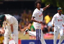 দুই ওপেনারকে ফেরালেন হাসান