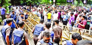 আলিয়া মাদ্রাসা শিবিরের হলে ওঠার ঘোষণায় পুলিশি ব্যারিকেড