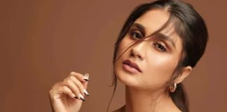 কাপড় খুলে ব্লেড হাতে অভিনেত্রীর হামলা, অতঃপর…