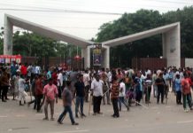 মানবতাবিরোধী অপরাধে দণ্ডিত জামায়াত নেতাদের ছবিতে জুতা নিক্ষেপ
