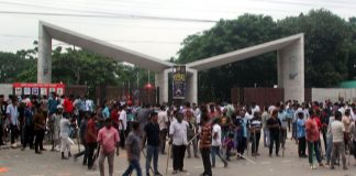 মানবতাবিরোধী অপরাধে দণ্ডিত জামায়াত নেতাদের ছবিতে জুতা নিক্ষেপ