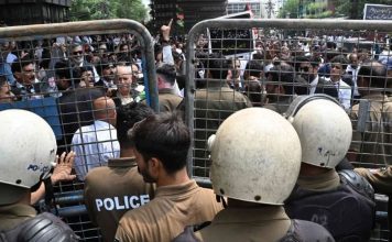 ইমরান খানের মুক্তির দাবিতে বিক্ষোভ