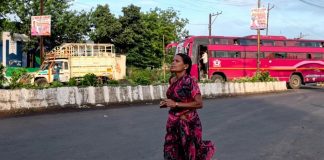 মেয়ের পড়ার খরচ জোগাতে খালি পায়ে দৌড়ে ম্যারাথনে প্রথম হলেন মা