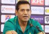 ‘সারা বিশ্ব আমাদের নিয়ে হাসছে’ গণছাঁটাইয়ের ব্যাখ্যায় আকিব জাভেদ