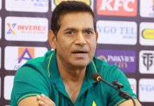 ‘সারা বিশ্ব আমাদের নিয়ে হাসছে’ গণছাঁটাইয়ের ব্যাখ্যায় আকিব জাভেদ