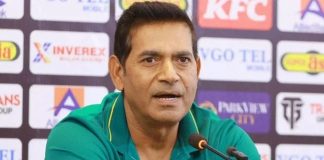 ‘সারা বিশ্ব আমাদের নিয়ে হাসছে’ গণছাঁটাইয়ের ব্যাখ্যায় আকিব জাভেদ