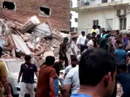 দিল্লিতে বহুতল ভবন ধস, বহু মানুষ আটকা পড়ার আশঙ্কা