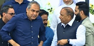 পাশে বসে খেলা দেখলেন, মাতলেন হাসিতেও—শুধু ট্রফিটাই নিলেন না