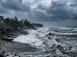 নিম্নচাপে উত্তাল সাগর, সমুদ্রবন্দরে ৩ নম্বর সতর্কসংকেত