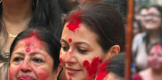মেতেছেন সিঁদুর খেলায়, কণ্ঠে মন খারাপের সুর